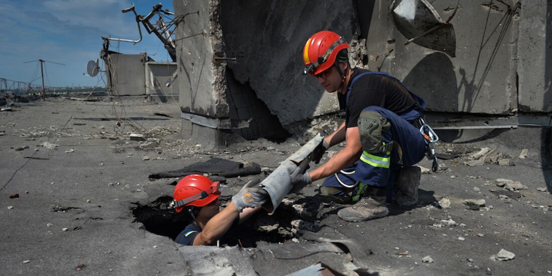 Personal especializado retira restos de proyectiles en inmuebles atacados, ayer.