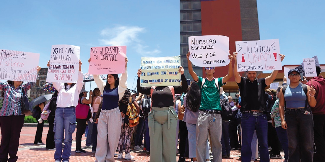 PROTESTA de aspirantes aceptados por la UNAM, ayer, en CU.