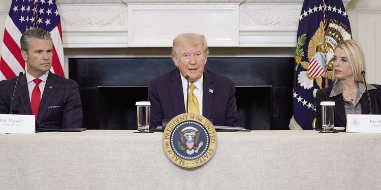 De Izq. a der.: Pete Hegseth, Donald Trump y Pam Bondi, ayer, en conferencia de prensa en la Casa Blanca.