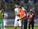 Raúl Jiménez y Gerardo "Tata" Martino después de un partido de la Selección Mexicana en las eliminatorias hacia Qatar 2022.
