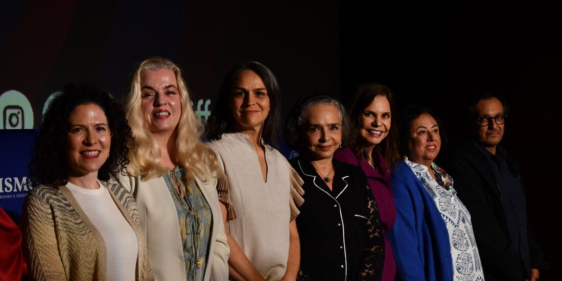 De izq. a der. Lizeth Galván, Sarah Hoch,
Daniela Alatorre, Ana Martín, Rosy Ocampo, Cristina Prado y Carlos Carrera, ayer en la Cineteca.