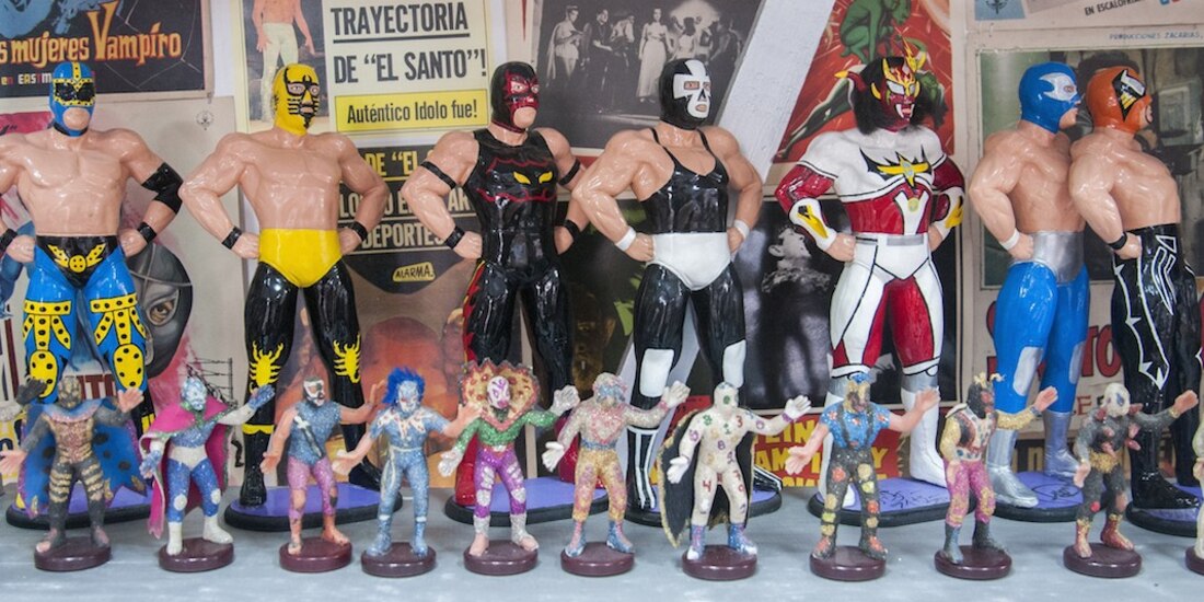 Piezas de lucha libre que el espacio exhibe.
