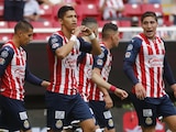 Futbolistas de Chivas festejan un gol en el Torneo Grita México Apertura 2021 de la Liga MX.