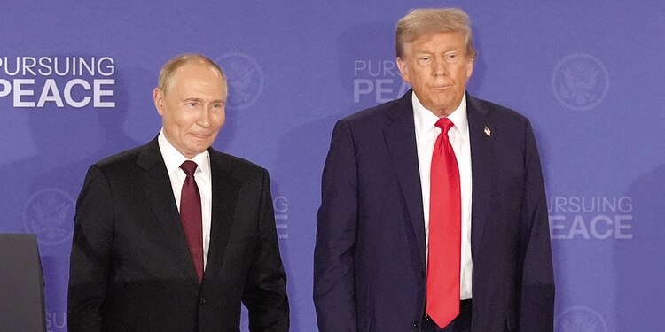 VladImir Putin, presidente de Rusia (izq.), y Donald Trump, presidente de EU, reunidos en Alaska el viernes 15 de agosto para negociar el fin del conflicto con Ucrania.