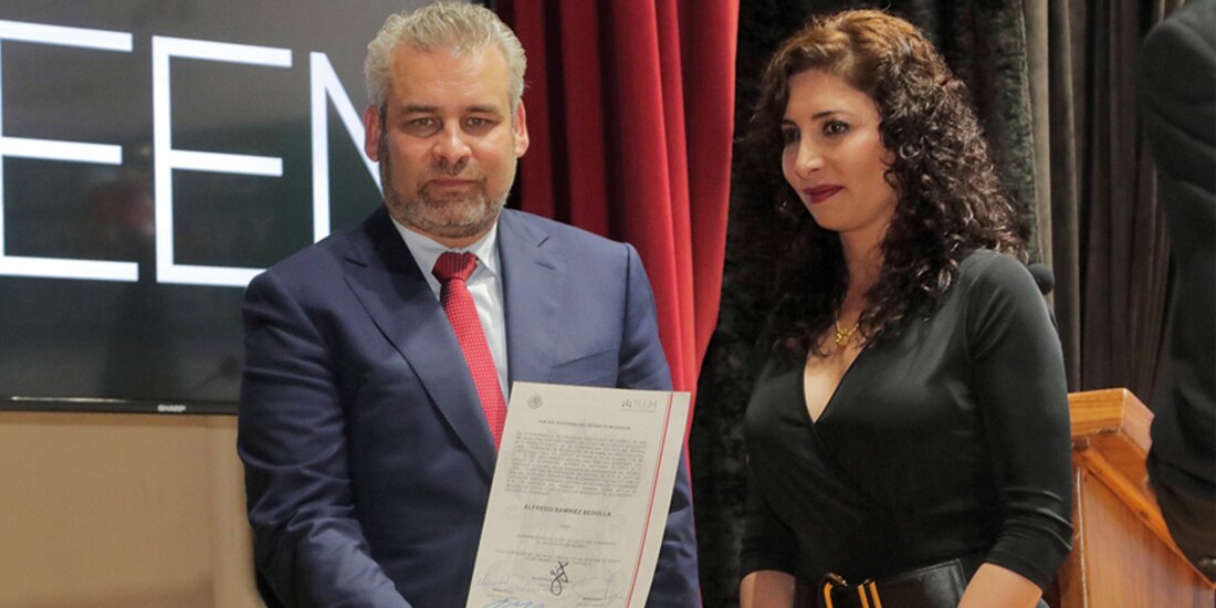 Alfredo Ramírez, al recibir su constancia como ganador, el 6 de septiembre.