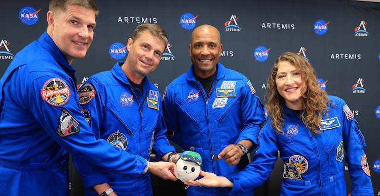 La tripulación de Artemis II posa con el indicador de gravedad cero llamado Rise