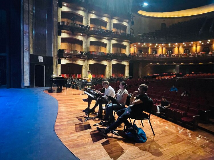 Parte del equipo a cargo de la producción durante un ensayo en el Palacio de Bellas Artes. El diseño de dispositivo escénico e iluminación es de Ángel Ancona.