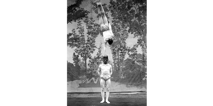 MALABARISTAS dan espectáculo, Manuel Ramos, 1905.