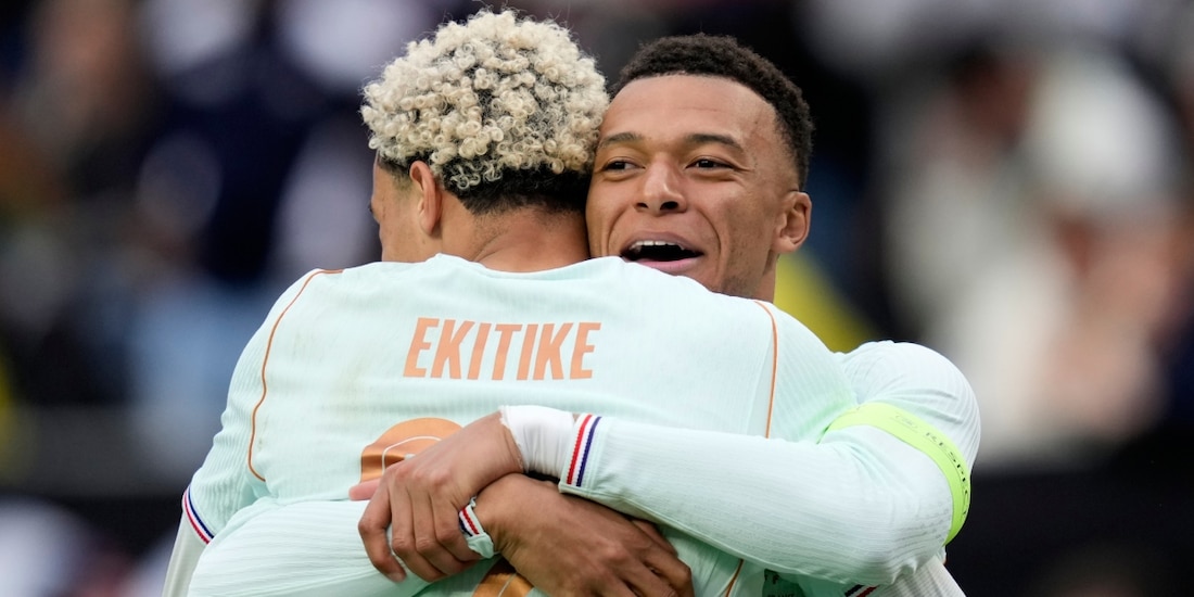 Hugo Ekitike celebra con Kylian Mbappé tras anotar el segundo tanto de Francia ante Brasil en un partido amistoso