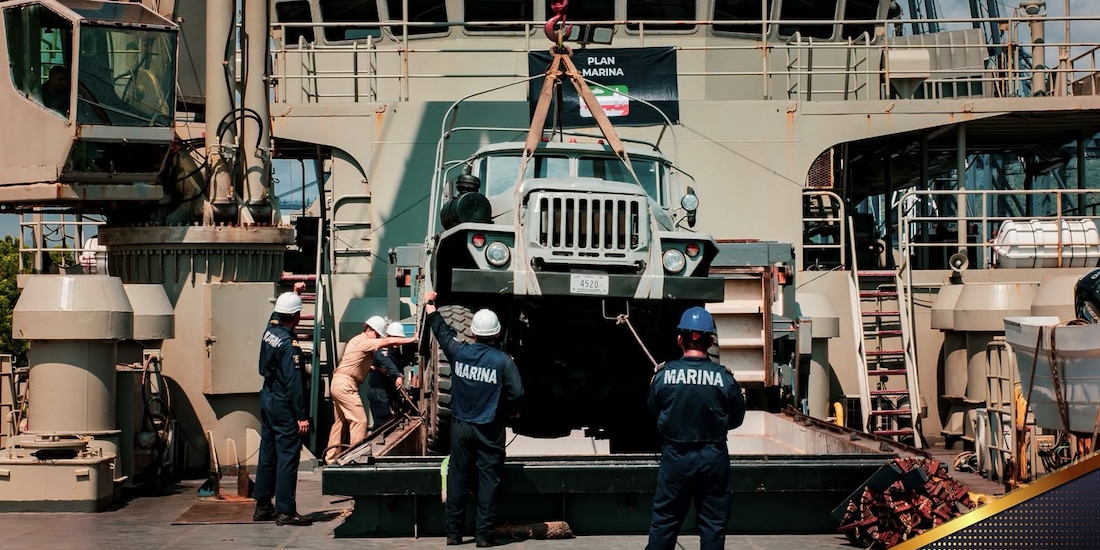 El Buque de Apoyo Logístico Isla Tiburón transporta víveres, vehículos, maquinaria y un helicóptero para atender posibles emergencias.
