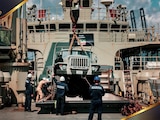 El Buque de Apoyo Logístico Isla Tiburón transporta víveres, vehículos, maquinaria y un helicóptero para atender posibles emergencias.