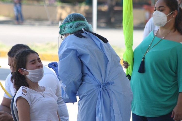 Una joven se realiza una prueba rápida para detectar Covid-19, en diciembre pasado.