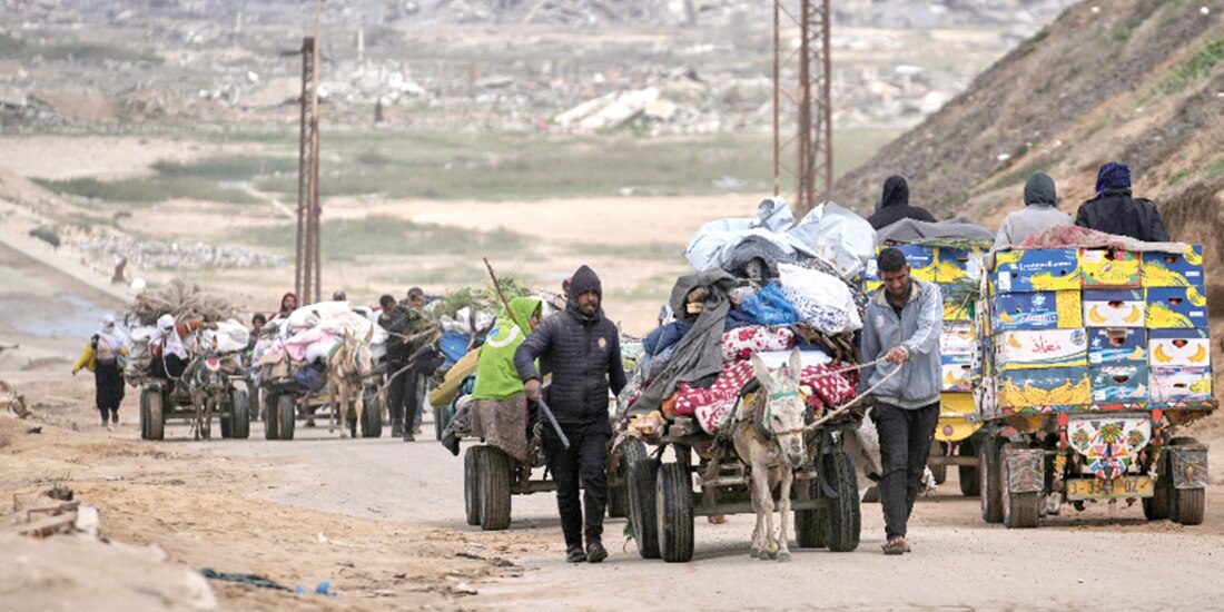 Palestinos desplazados se dirigen al sur de Gaza, ayer, tras la orden de Israel de evacuar territorios en el norte.