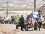 Palestinos desplazados se dirigen al sur de Gaza, ayer, tras la orden de Israel de evacuar territorios en el norte.