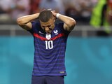 Kylian Mbappé se lamenta después de fallar su penalti en el duelo Francia vs Suiza de octavos de final de la Eurocopa 2021.