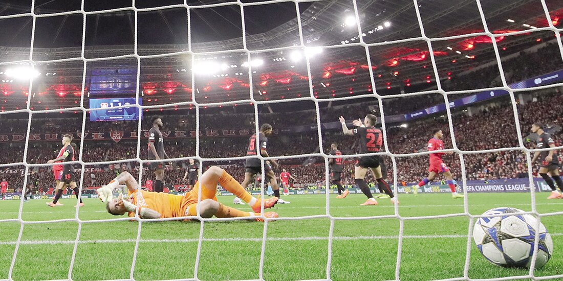 Mark Flekken observa la pelota dentro de su portería, ayer.