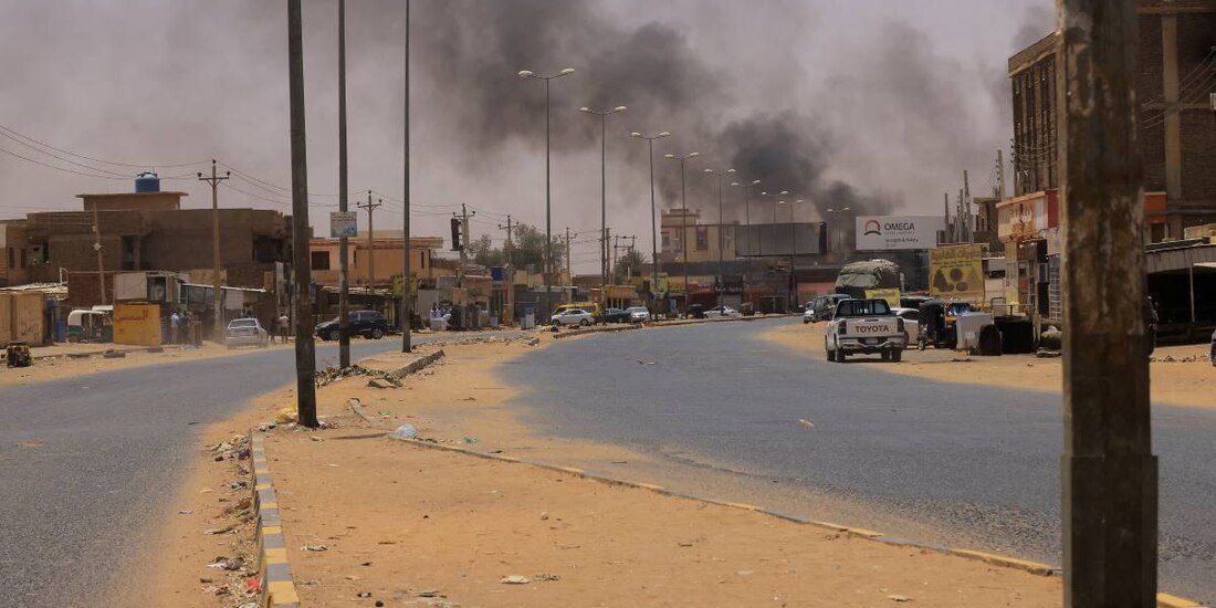 Fuego percibido a lo lejos en Khartoum North, Sudan, durante el presunto golpe de estado.
