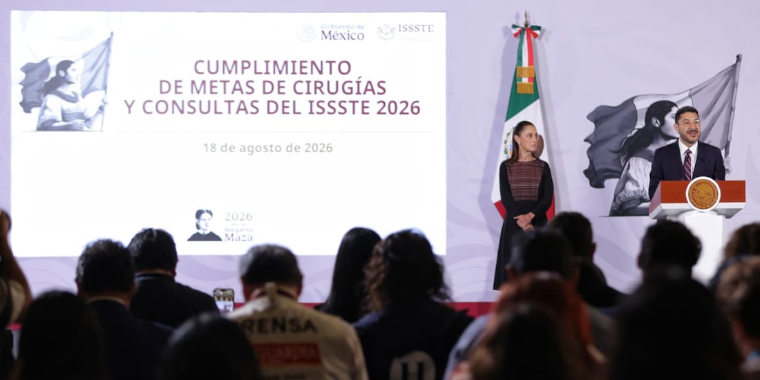 Martí Batres Guadarrama, director general del ISSSTE, presenta el balance de atención médica durante la conferencia matutina en Palacio Nacional.