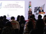 Martí Batres Guadarrama, director general del ISSSTE, presenta el balance de atención médica durante la conferencia matutina en Palacio Nacional.