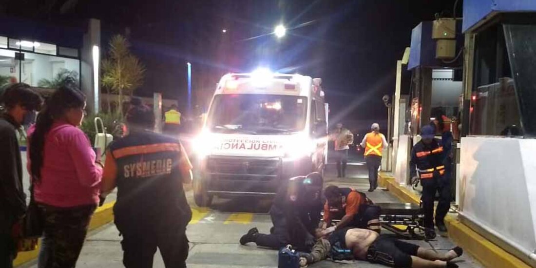 Paramédicos atienden a dos personas que fueron arrolladas en la caseta de Zinapécuaro.