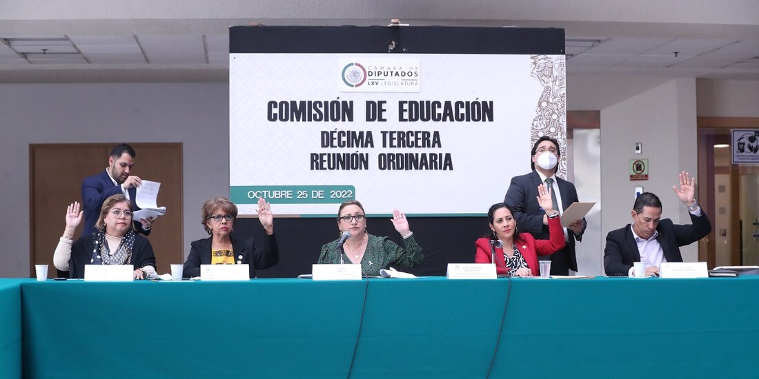 Integrantes de la Comisión de Educación, durante el aval de la opinión relativa al PEF 2023, el martes.