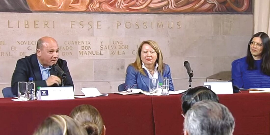 La ministra de la SCJN Loretta Ortiz (centro) en la presentación de su libro, ayer.