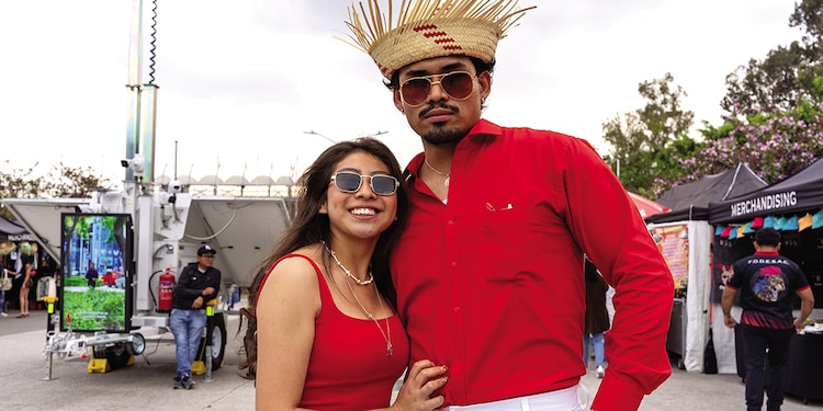 Cientos de fans acudieron al concierto caracterizados del Sapo Concho, una especie boricua en peligro de extinción; también hubo referencias a las vestimentas que ha usado el artista