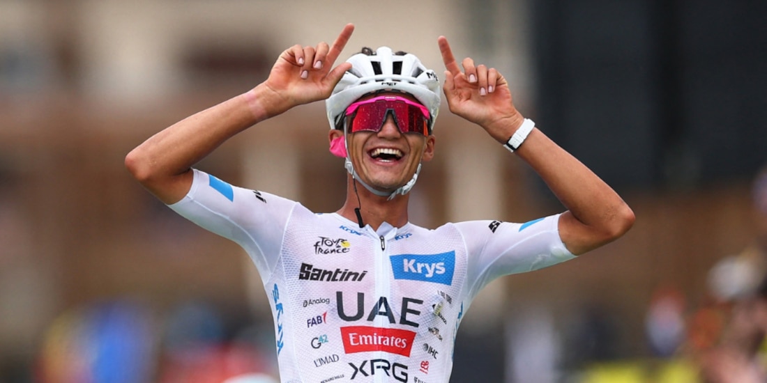 Isaac del Toro celebrando tras la Etapa 20 del Tour de France.