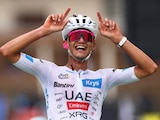 Isaac del Toro celebrando tras la Etapa 20 del Tour de France.