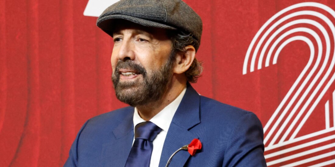 Juan Luis Guerra posa con sus cuatro distinciones, la noche de ayer.