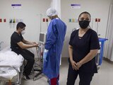 Personal del sector salud revisa las camas disponibles para atender a pacientes contagiados por este virus.