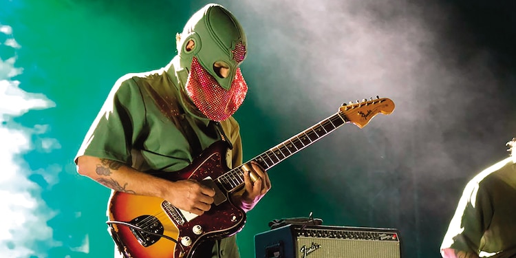 Uno de los integrantes de Austin TV, durante el número de la banda.