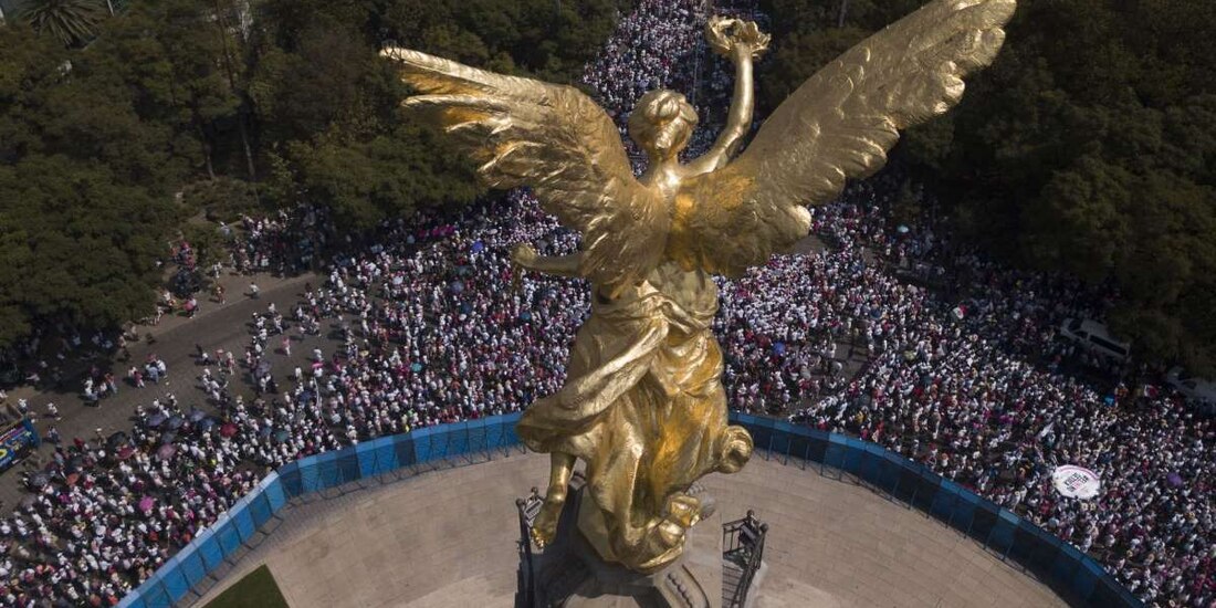 Unidos solicitó a asistentes portar una prenda rosa durante las marchas a las que convocó.