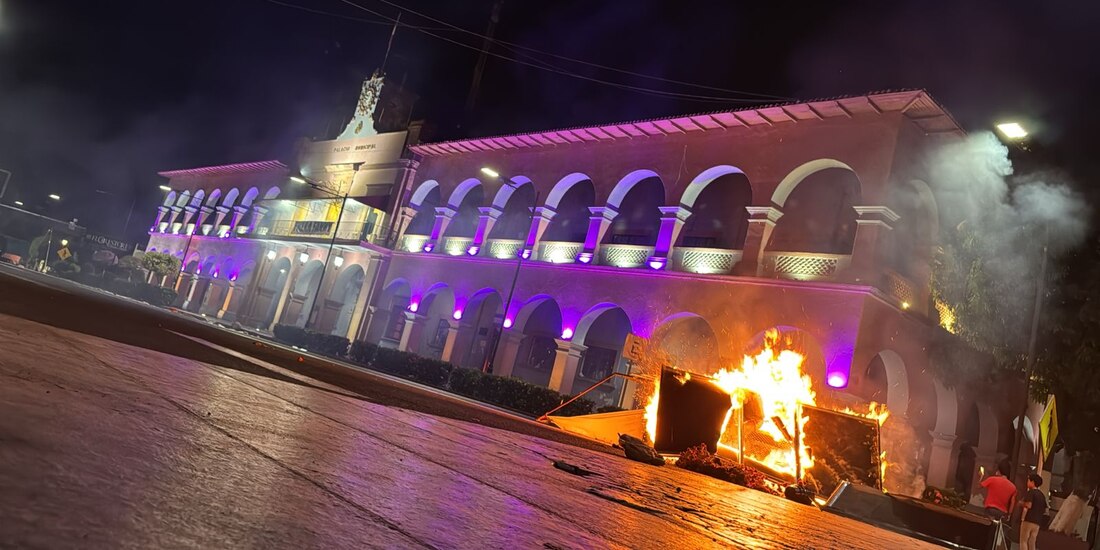 Incendian Palacio de Gobierno de Apatzingán durante protesta.