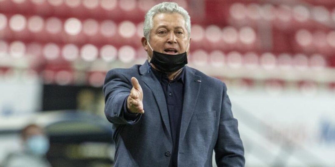 Víctor Manuel Vucetich durante un partido de Chivas en el Torneo Guard1anes 2021 de la Liga MX.
