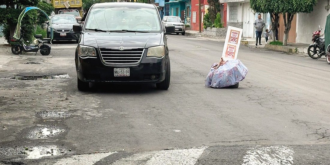 Un conductor sortea varios baches en la calle Hermenegildo Galeana, ayer.