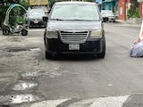 Un conductor sortea varios baches en la calle Hermenegildo Galeana, ayer.
