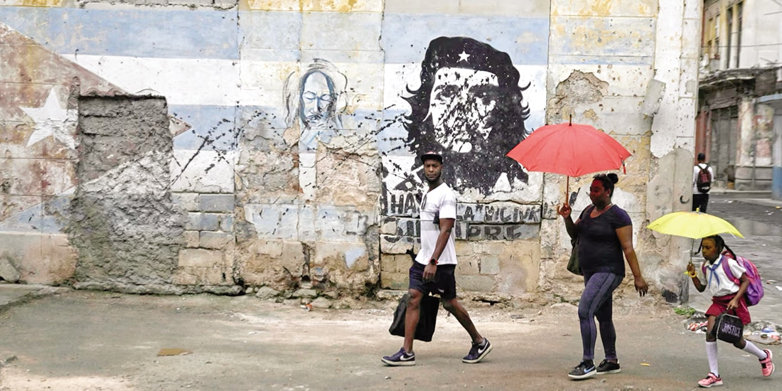 Personas caminan en una calle de La Habana, ayer.