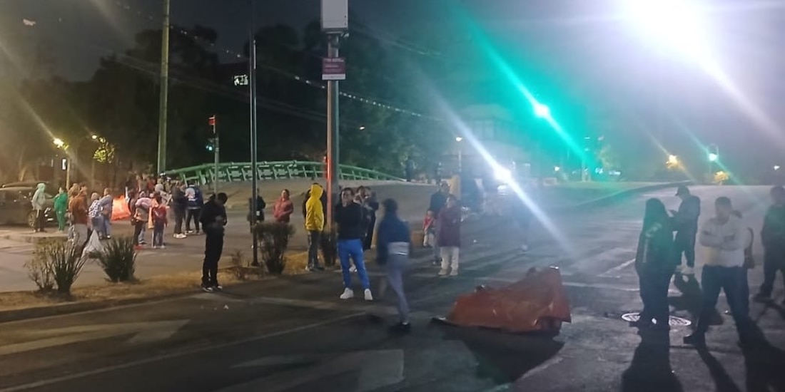 Vecinos de la colonia Buenos Aires se manifiestan por falta de luz, tras apagón provocado por sismo.