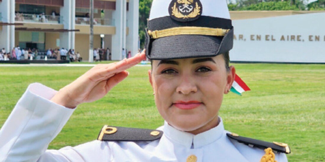 La ingeniería en sistemas navales Carolina Carranza, ayer, en su graduación.
