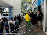 Filas, ayer, en una farmacia de la CDMX para comprar y aplicarse la vacuna de Pfizer contra Covid.