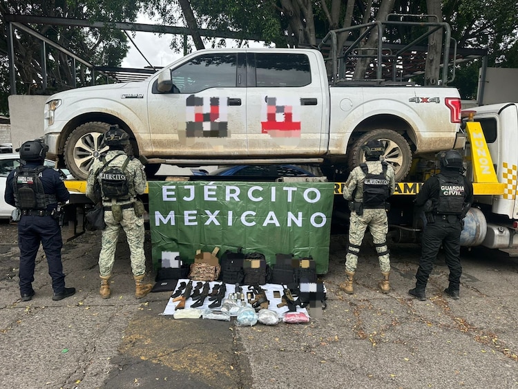 El lugar funcionaba como base criminal y contenía armas, granadas, lanzagranadas, cocaína, marihuana y vehículos blindados.