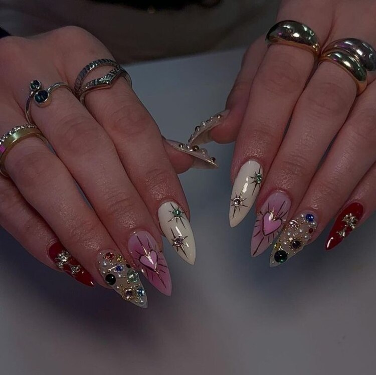 Diseños de uñas para San Valentín 2025.