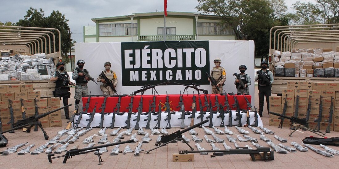 Elementos del Ejército muestran el armamento que fue asegurado, ayer.