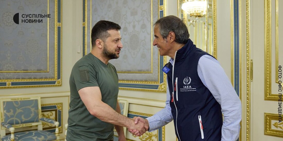 El presidente Volodimir Zelenski (izq.) recibe al experto en seguridad nuclear, Rafael Grossi, ayer.