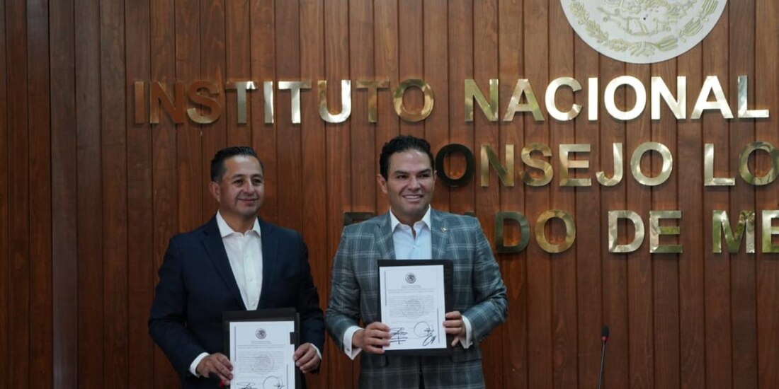 Enrique Vargas recibe constancia como senador electo por el Edomex.