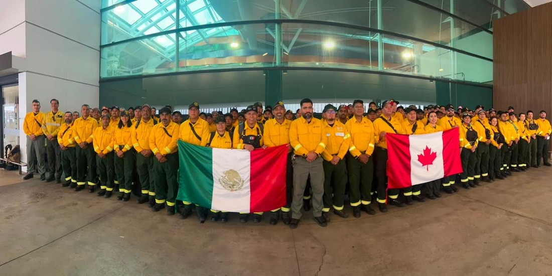 México envía a Canadá cuarto contingente con 102 especialistas en combatir incendios forestales.