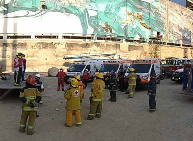 Bomberos y Protección Civil atienden el reporte de una derrumbe.