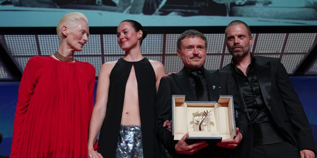Tilda Swinton, a la izquierda, posa con Renate Reinsve, Cristian Mungiu, ganador de la Palma de Oro por 'Fjord', y Sebastian Stan durante la ceremonia de entrega de premios en el 79° Festival Internacional de Cine de Cannes