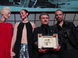 Tilda Swinton, a la izquierda, posa con Renate Reinsve, Cristian Mungiu, ganador de la Palma de Oro por 'Fjord', y Sebastian Stan durante la ceremonia de entrega de premios en el 79° Festival Internacional de Cine de Cannes